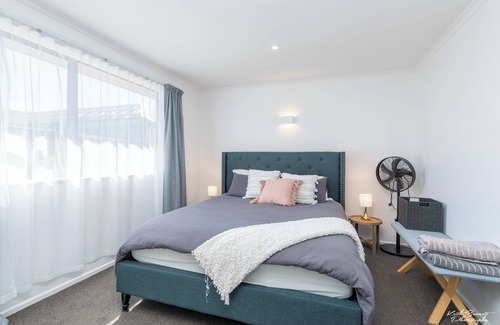 Petone Maison | Cosy, private, and central home with parking
