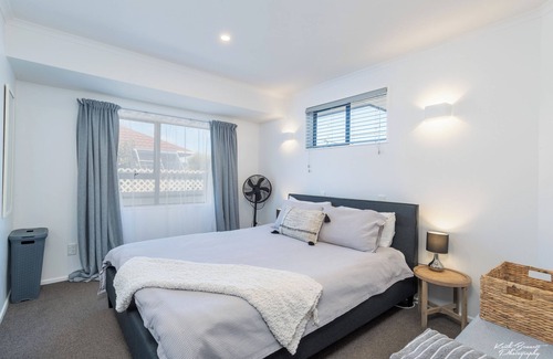 Petone Maison | Cosy, private, and central home with parking