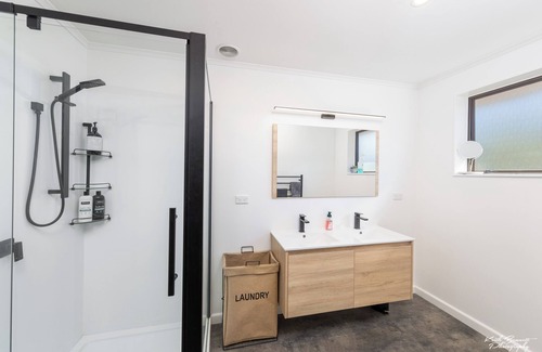 Petone Maison | Cosy, private, and central home with parking