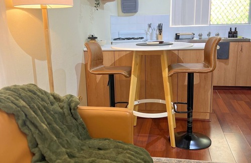 East Victoria Park Appartement | Cosy & Private, Walk to East Vic Park