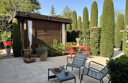 Eygalieres Maison | Cosy retreat in Eygalieres with artist studio. Walking distance to the village