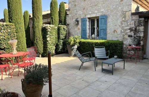 Eygalieres Maison | Cosy retreat in Eygalieres with artist studio. Walking distance to the village