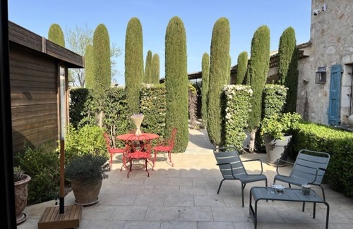 Eygalieres Maison | Cosy retreat in Eygalieres with artist studio. Walking distance to the village