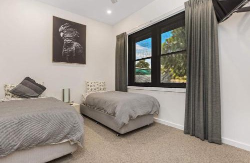 Bendigo Maison | COSY RETREAT ON FOREST - Offering 3 Comfortable Bedrooms - Sleeps Up to 6 - Please Note - If Booking for 5 or more guests all 3 rooms will be required