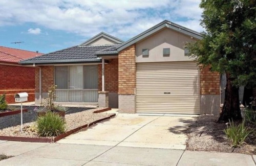 Manor Lakes Maison | Cosy Room Close to all amenities!!30 mins Train ride to Melbourne CBD