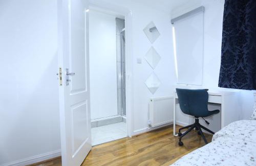 Thamesmead East Appartement | Cosy Room with en-suite bathroom and shared kitchen