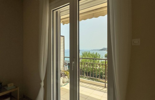 Oropos Appartement | Cosy Seaside Apartment above the sea
