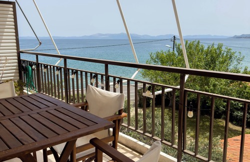 Oropos Appartement | Cosy Seaside Apartment above the sea