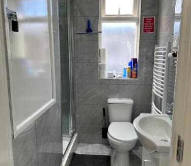 Downham Maison | Cosy Smart/Small Double Room in Keedonwood Road Bromley