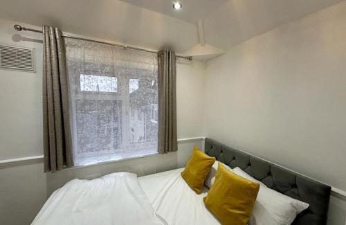 Downham Maison | Cosy Smart/Small Double Room in Keedonwood Road Bromley