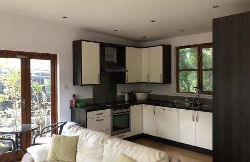 Coalpit Heath Maison | Cosy South Gloucestershire Cabin Retreat