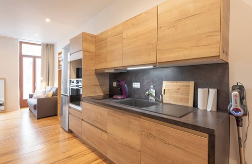 Bagneres-de-Bigorre Appartement | Séjour cosy à Bagnères - Studio Bastan rénové, balcon, Wi-Fi ultra-rapide, proche thermes