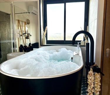 Albi Appartement | Cosy studio - Baignoire balnéo et Clim