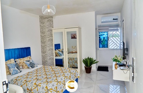 Yamoussoukro Appartement | Cosy studio in a mini-complex with swimming pool close to amenities.