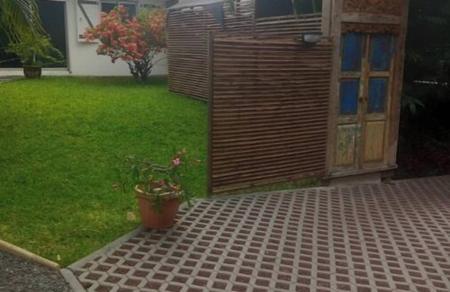 Saint-Louis Appartement | Studio cosy dans grand jardin arboré, terrasse avec jaccuzi