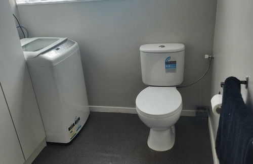 Upper Hutt Appartement | Cosy studio walking distance to shops rails. 45 minutes from the city