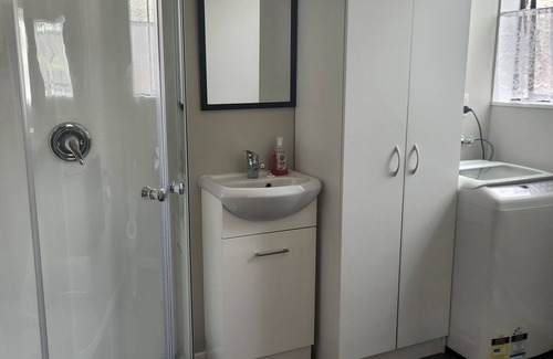 Upper Hutt Appartement | Cosy studio walking distance to shops rails. 45 minutes from the city