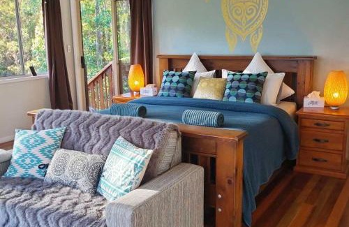 Doonan Maison | Cosy Studio with Forest Views, Noosa Hinterland