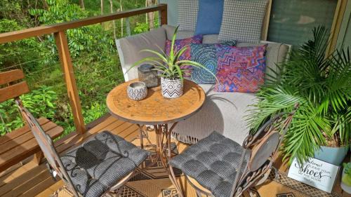Doonan Maison | Cosy Studio with Forest Views, Noosa Hinterland