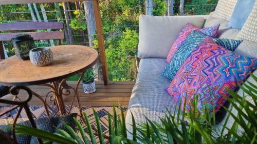 Doonan Maison | Cosy Studio with Forest Views, Noosa Hinterland