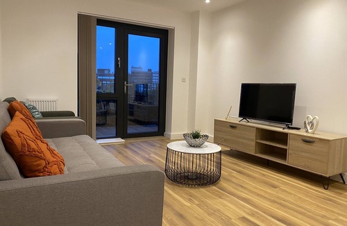 Loxford Appartement | Cosy Stunning two Bed Apartment With Balcony