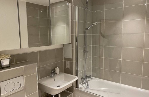 Loxford Appartement | Cosy Stunning two Bed Apartment With Balcony