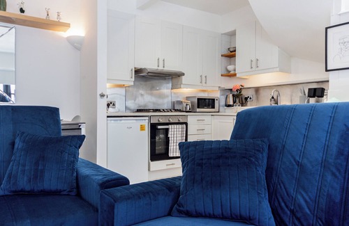 Kensal Green Maison | Cosy & Stylish 3 Bed House Near Shepherd’ Bush+ Central London | Wi-Fi | Parking
