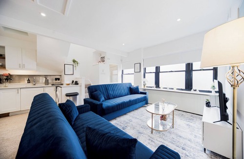 Kensal Green Maison | Cosy & Stylish 3 Bed House Near Shepherd’ Bush+ Central London | Wi-Fi | Parking