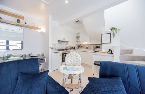 Kensal Green Maison | Cosy & Stylish 3 Bed House Near Shepherd’ Bush+ Central London | Wi-Fi | Parking