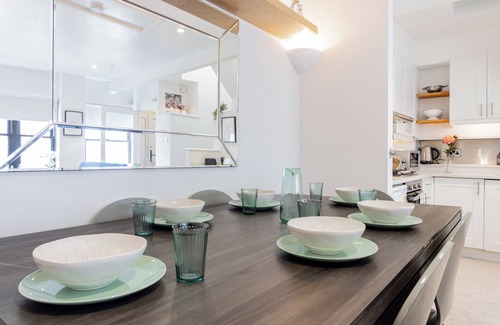 Kensal Green Maison | Cosy & Stylish 3 Bed House Near Shepherd’ Bush+ Central London | Wi-Fi | Parking