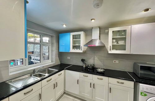 Barnet Appartement | Cosy Stylish Guest House with Private Patio and Gym Gear
