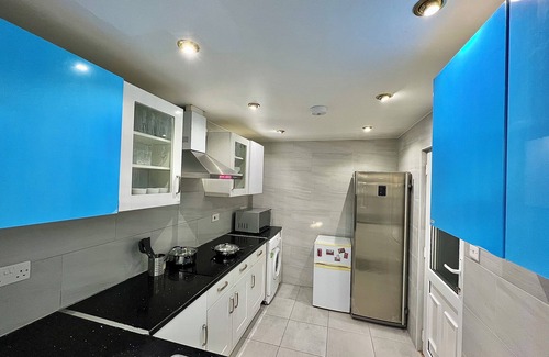 Barnet Appartement | Cosy Stylish Guest House with Private Patio and Gym Gear