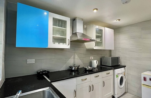 Barnet Appartement | Cosy Stylish Guest House with Private Patio and Gym Gear
