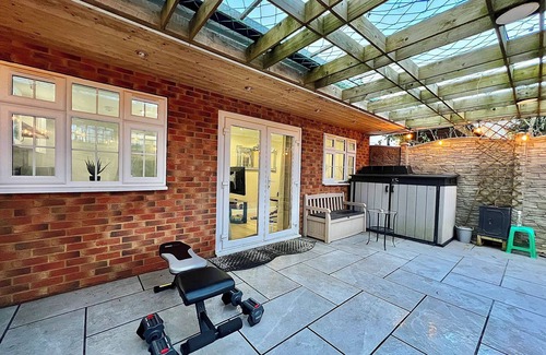 Barnet Appartement | Cosy Stylish Guest House with Private Patio and Gym Gear