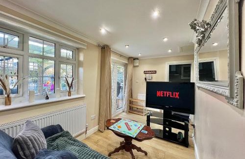 Cockfosters Maison | Cosy Stylish Guest House with Private Patio and Gym Gear