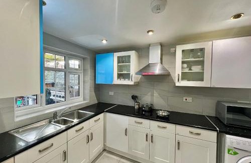 Cockfosters Maison | Cosy Stylish Guest House with Private Patio and Gym Gear