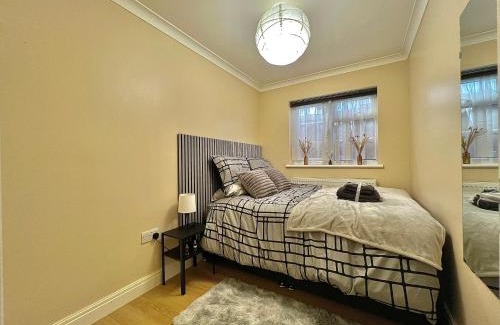 Cockfosters Maison | Cosy Stylish Guest House with Private Patio and Gym Gear