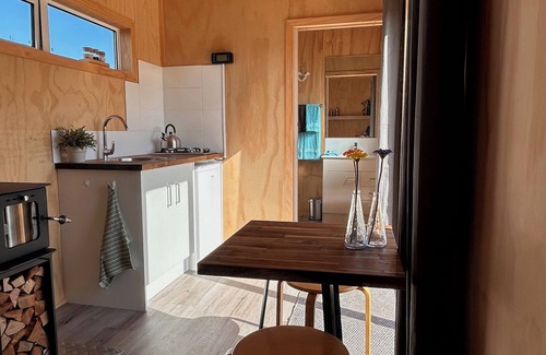 Clareville Cabine | Cosy tiny container cabin. Fully Off-grid experience