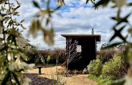 Clareville Cabine | Cosy tiny container cabin. Fully Off-grid experience