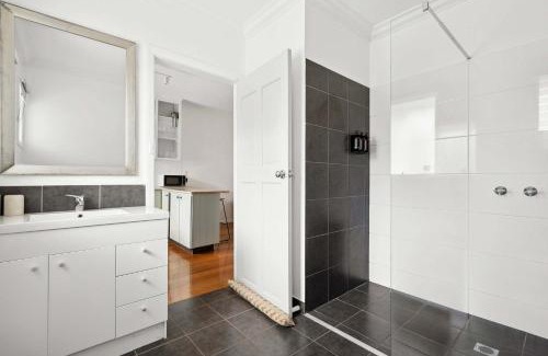 Geelong West Maison | Cosy Townhouse in the Heart of Geelong West