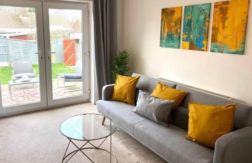 Brentwood Maison | Cosy Two Bedroom Bungalow in Hutton Brentwood with Free Parking & Garden