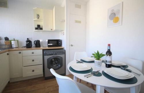 Brentwood Maison | Cosy Two Bedroom Bungalow in Hutton Brentwood with Free Parking & Garden