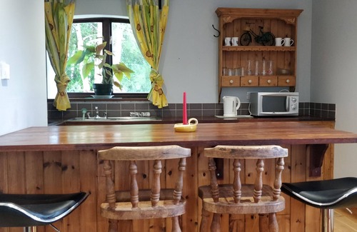 Tuamgraney Maison | Cosy two bedroom lodge on the edge of Raheen Woods