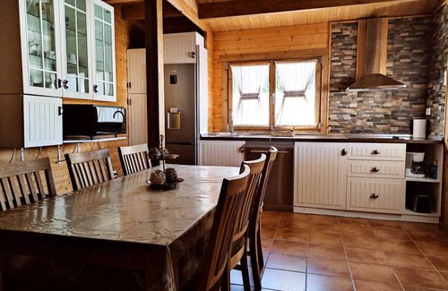 Cobisa Maison | Maison en bois confortable avec Wi-Fi, climatisation, piscine et jardin