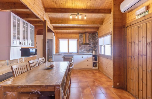 Cobisa Maison | Maison en bois confortable avec Wi-Fi, climatisation, piscine et jardin