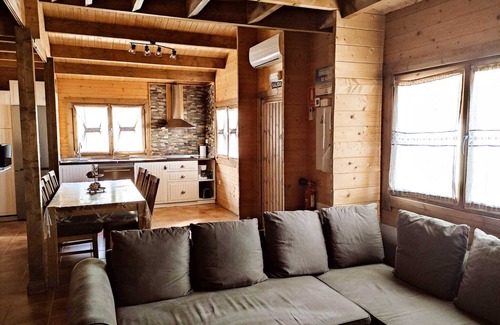 Cobisa Maison | Maison en bois confortable avec Wi-Fi, climatisation, piscine et jardin