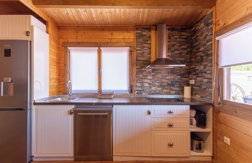 Cobisa Maison | Maison en bois confortable avec Wi-Fi, climatisation, piscine et jardin