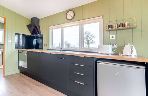 Bretforton Cabine | Cotswold lodge with hot tub - Springfield Lodge