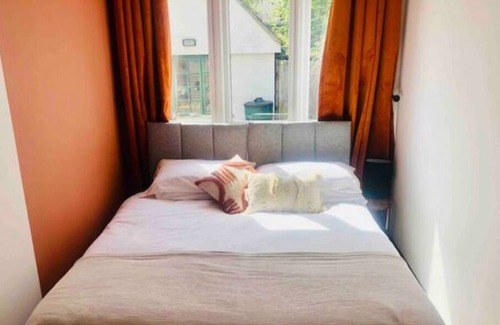 Randwick Cabine | Cotswold's-2 Bedroom Cosy Lodge-Sleeps 6-Parking