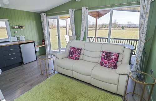 Bretforton Cottage | COTSWOLD VIEW 1, pet friendly, with hot tub in Honeybourne